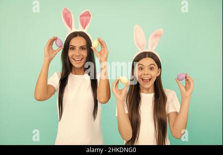 Ostervorbereitungen. Teen Mädchen Kind und Mutter Spaß haben. Kind und Frau halten bemalte Eier. paschal Frühlingsurlaub. Freundschaft. Mutter und Tochter tragen Stockfoto