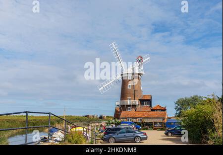 Cley Windmill, ein Wahrzeichen von Cley-Next-the-Sea, einem Küstendorf an der Nordküste von Norfolk, East Anglia, England, ist heute ein Hotel Stockfoto