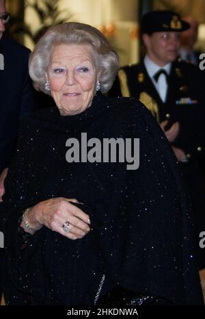 Den Haag, Niederlande. 03rd. Februar 2022. Prinzessin Beatrix von den Niederlanden verlässt das Haus der Kultur Amare in Den Haag, am 03. Februar 2022, nachdem sie an der Eröffnung der Ausgabe 18th des Holland Dance Festival teilgenommen hatte, die Eröffnungsaufführung ist Spuren, die das Nederlands Dans Theatre hinterlassen hat Quelle: Albert Ph van der Werf/Niederlande OUT/Point de Vue OUT/dpa/Alamy Live News Stockfoto
