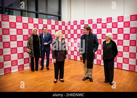 Den Haag, Niederlande. 03rd. Februar 2022. Prinzessin Beatrix, Prinz Constantijn und Prinzessin Laurentien von den Niederlanden im Haus für Kultur Amare in Den Haag, am 03. Februar 2022, um an der Eröffnung der Ausgabe 18th des Holland Dance Festival teilzunehmen, ist die Eröffnungsaufführung Spuren, die vom Nederlands Dans Theater hinterlassen wurden Quelle: Albert Ph van der Werf/Niederlande OUT/Point de Vue OUT/dpa/Alamy Live News Stockfoto