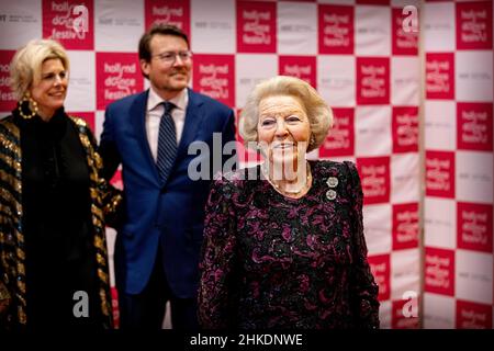 Den Haag, Niederlande. 03rd. Februar 2022. Prinzessin Beatrix, Prinz Constantijn und Prinzessin Laurentien von den Niederlanden im Haus für Kultur Amare in Den Haag, am 03. Februar 2022, um an der Eröffnung der Ausgabe 18th des Holland Dance Festival teilzunehmen, ist die Eröffnungsaufführung Spuren, die vom Nederlands Dans Theater hinterlassen wurden Quelle: Albert Ph van der Werf/Niederlande OUT/Point de Vue OUT/dpa/Alamy Live News Stockfoto