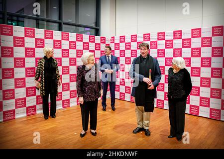 Den Haag, Niederlande. 03rd. Februar 2022. Prinzessin Beatrix, Prinz Constantijn und Prinzessin Laurentien von den Niederlanden im Haus für Kultur Amare in Den Haag, am 03. Februar 2022, um an der Eröffnung der Ausgabe 18th des Holland Dance Festival teilzunehmen, ist die Eröffnungsaufführung Spuren, die vom Nederlands Dans Theater hinterlassen wurden Quelle: Albert Ph van der Werf/Niederlande OUT/Point de Vue OUT/dpa/Alamy Live News Stockfoto