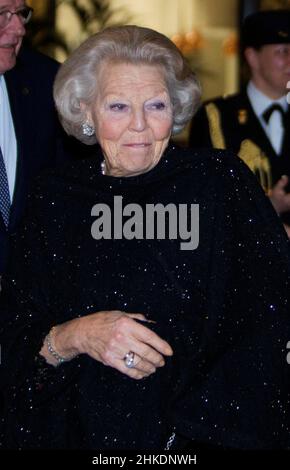 Den Haag, Niederlande. 03rd. Februar 2022. Prinzessin Beatrix von den Niederlanden verlässt das Haus der Kultur Amare in Den Haag, am 03. Februar 2022, nachdem sie an der Eröffnung der Ausgabe 18th des Holland Dance Festival teilgenommen hatte, die Eröffnungsaufführung ist Spuren, die das Nederlands Dans Theatre hinterlassen hat Quelle: Albert Ph van der Werf/Niederlande OUT/Point de Vue OUT/dpa/Alamy Live News Stockfoto