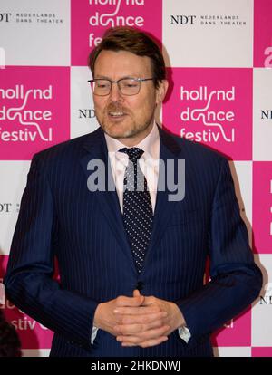 Den Haag, Niederlande. 03rd. Februar 2022. Prinz Constantijn von den Niederlanden im Haus für Kultur Amare in Den Haag, am 03. Februar 2022, um an der Eröffnung der Ausgabe 18th des Holland Dance Festival teilzunehmen, die Eröffnungsaufführung ist Spuren, die das Nederlands Dans Theatre hinterlassen hat Kredit: Albert Ph van der Werf/Niederlande OUT/Point de Vue OUT/dpa/Alamy Live News Stockfoto