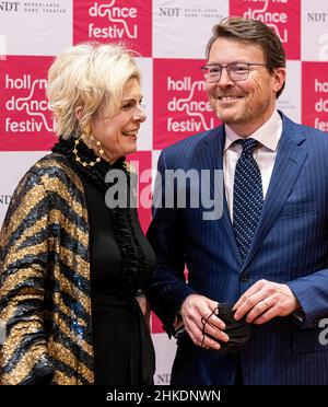 Den Haag, Niederlande. 03rd. Februar 2022. Prinz Constantijn und Prinzessin Laurentien von den Niederlanden im Haus für Kultur Amare in Den Haag, am 03. Februar 2022, um an der Eröffnung der Ausgabe 18th des Holland Dance Festival teilzunehmen, die Eröffnungs-Performance ist Spuren, die vom Nederlands Dans Theatre hinterlassen wurden Quelle: Albert Ph van der Werf/Niederlande OUT/Point de Vue OUT/dpa/Alamy Live News Stockfoto