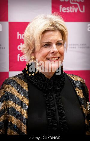 Den Haag, Niederlande. 03rd. Februar 2022. Prinzessin Laurentien von den Niederlanden im Haus für Kultur Amare in Den Haag, am 03. Februar 2022, um an der Eröffnung der Ausgabe 18th des Holland Dance Festival teilzunehmen, ist die Eröffnungs-Performance Spuren, die vom Nederlands Dans Theatre hinterlassen wurden Quelle: Albert Ph van der Werf/Niederlande OUT/Point de Vue OUT/dpa/Alamy Live News Stockfoto
