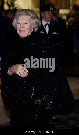 Den Haag, Niederlande. 03rd. Februar 2022. Prinzessin Beatrix von den Niederlanden verlässt das Haus der Kultur Amare in Den Haag, am 03. Februar 2022, nachdem sie an der Eröffnung der Ausgabe 18th des Holland Dance Festival teilgenommen hatte, die Eröffnungsaufführung ist Spuren, die das Nederlands Dans Theatre hinterlassen hat Quelle: Albert Ph van der Werf/Niederlande OUT/Point de Vue OUT/dpa/Alamy Live News Stockfoto
