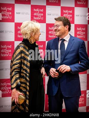 Den Haag, Niederlande. 03rd. Februar 2022. Prinz Constantijn und Prinzessin Laurentien von den Niederlanden im Haus für Kultur Amare in Den Haag, am 03. Februar 2022, um an der Eröffnung der Ausgabe 18th des Holland Dance Festival teilzunehmen, die Eröffnungs-Performance ist Spuren, die vom Nederlands Dans Theatre hinterlassen wurden Quelle: Albert Ph van der Werf/Niederlande OUT/Point de Vue OUT/dpa/Alamy Live News Stockfoto