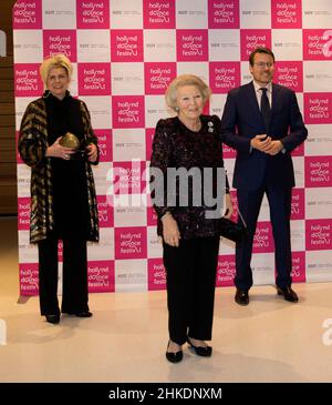 Den Haag, Niederlande. 03rd. Februar 2022. Prinzessin Beatrix, Prinz Constantijn und Prinzessin Laurentien von den Niederlanden im Haus für Kultur Amare in Den Haag, am 03. Februar 2022, um an der Eröffnung der Ausgabe 18th des Holland Dance Festival teilzunehmen, ist die Eröffnungsaufführung Spuren, die vom Nederlands Dans Theater hinterlassen wurden Quelle: Albert Ph van der Werf/Niederlande OUT/Point de Vue OUT/dpa/Alamy Live News Stockfoto