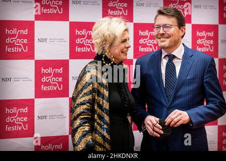 Den Haag, Niederlande. 03rd. Februar 2022. Prinz Constantijn und Prinzessin Laurentien von den Niederlanden im Haus für Kultur Amare in Den Haag, am 03. Februar 2022, um an der Eröffnung der Ausgabe 18th des Holland Dance Festival teilzunehmen, die Eröffnungs-Performance ist Spuren, die vom Nederlands Dans Theatre hinterlassen wurden Quelle: Albert Ph van der Werf/Niederlande OUT/Point de Vue OUT/dpa/Alamy Live News Stockfoto