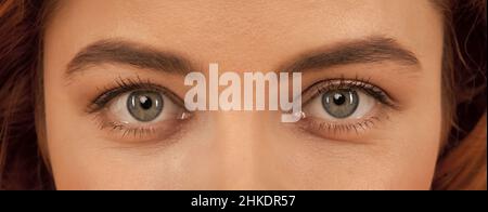 Schöne weibliche Augen mit gewölbten Augenbrauen und natürlichen Augen Make-up, Augenlicht Stockfoto