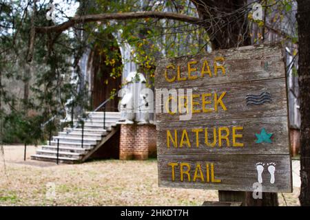 Orrville, Alabama, USA - 26. Januar 2021: Schild für Clear Creek Nature Trail mit St. Luke's Episcopal Church im Hintergrund beim Old Cahawba Archaeolog Stockfoto