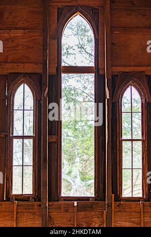 Orrville, Alabama, USA - 26. Januar 2021: Nahaufnahme der Lanzettenfenster, Zimmerdetails in der St. Luke's Episcopal Church in Old Cahawba Archaeological Stockfoto