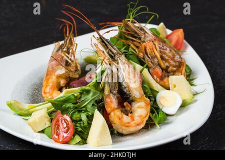 Langoustines Gericht auf einem Teller in einem Café, Meeresfrüchte-Delikatessen Stockfoto