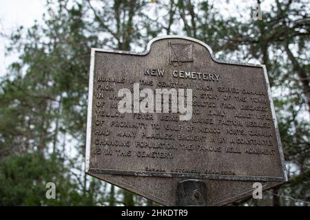 Orrville, Alabama, USA - 26. Januar 2021: Informationsschild für den Neuen Friedhof im Old Cahawba Archaeological Park - Fokus auf den Vordergrund. Stockfoto