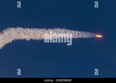 Eine Falcon 9-Rakete startet vom LC-39A auf der Cape Canaveral Space Force Station, Florida, 3. Februar 2022. Die Mission Starlink 4-7 brachte 49 Satelliten in die Umlaufbahn. (USA Space Force Foto von Joshua Conti) Stockfoto