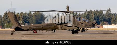 Ein AH-64E Apache-Hubschrauber, der 1-229 Angriffsbataillon, 16th Taxis der Combat Aviation Brigade auf der Joint Base Lewis-McChord, Washington, zugewiesen wurde. Am 28. Januar 2022. Das Gerät führt regelmäßige Trainingsflüge durch, um die Leistungsfähigkeit zu erhalten und die Bereitschaft zu steigern. (USA Army Photo von Capt. Kyle Abraham, 16th Combat Aviation Brigade) Stockfoto