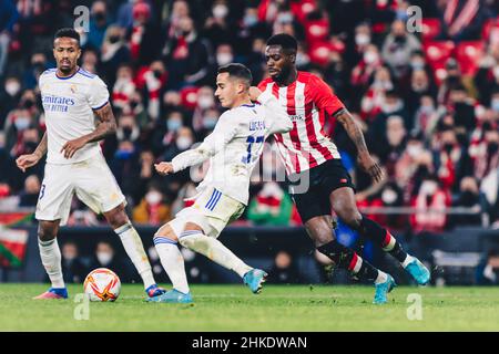 Bilbao, Baskenland, Spanien. 4th. Februar 2022. LUCAS VAZQUEZ (17) von Real Madrid versucht, den bll während des spanischen Copa del Rey-Spiels 1/4 zwischen Athletic Club und Real Madrid CF im San Mames-Stadion in Bilbao, Spanien, zu bestehen. (Bild: © edu Del Fresno/ZUMA Press Wire) Stockfoto