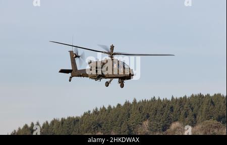 Ein AH-64E Apache-Hubschrauber, der dem 1-229 Attack Bataillon, 16th Combat Aviation Brigade, zugewiesen wurde, hebt am 28. Januar 2022 von der Joint Base Lewis-McChord, Washington, ab. Das Gerät führt regelmäßige Trainingsflüge durch, um die Leistungsfähigkeit zu erhalten und die Bereitschaft zu steigern. (USA Army Photo von Capt. Kyle Abraham, 16th Combat Aviation Brigade) Stockfoto