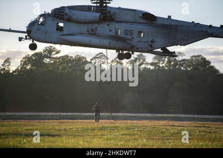 Ein Flieger der 820th Base Defence Group, 93d Air Ground Operations Wing, feile Seile aus einem Marine Corps CH-53 „Super Hengst“ Hubschrauber auf der Moody Air Force Base, Georgia, 17. November 2021. Der 93d Air Ground Operations Wing, das Marine Heavy Helicopter Squadron 366 und das Army National Guard Warrior Training Center führten ein schnelles Seiltraining durch, um den Einsatz von Personal aus einem Hubschrauber an Orten zu üben, an denen der Hubschrauber selbst nicht anfassen kann. (USA Luftwaffe Foto von 1st LT. Katie Tamesis) Stockfoto