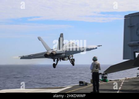 PHILIPPINISCHES MEER (Feb 3, 2022) eine F/A-18E Super Hornet, die den „Vigilantes“ des Strike Fighter Squadron (VFA) 151 zugewiesen wurde, startet vom Flugdeck des Nimitz-Klasse-Flugzeugträgers USS Abraham Lincoln (CVN 72) aus. Noble Fusion zeigt, dass die von der Marine und dem Marinekorps eingesetzten, einsatzbereiten Marineeinsatzkräfte als Marine Expeditionary Unit/Amphibious Ready Group-Team auf See agieren können, zusammen mit einer Trägerstreikgruppe, um tödliche Verweigerungsoperationen durchzuführen, wichtiges maritimes Terrain zu ergreifen, die Bewegungsfreiheit zu garantieren, Und schaffen Vorteile für die USA, Partner und verbundene Unternehmen Stockfoto