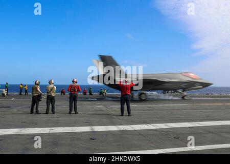 PHILIPPINISCHES MEER (Feb 3, 2022) eine F-35C Lightning II, die den 'Black Knights' of Marine Fighter Attack Squadron (VMFA) 314 zugewiesen wurde, startet vom Flugdeck des Flugzeugträgers USS Abraham Lincoln (CVN 72) der Nimitz-Klasse. Noble Fusion zeigt, dass die von der Marine und dem Marinekorps eingesetzten, einsatzbereiten Marineeinsatzkräfte als Marine Expeditionary Unit/Amphibious Ready Group-Team auf See agieren können, zusammen mit einer Trägerstreikgruppe, um tödliche Verweigerungsoperationen durchzuführen, wichtiges maritimes Terrain zu ergreifen, die Bewegungsfreiheit zu garantieren, Und schaffen Vorteile für uns, Partner und al Stockfoto