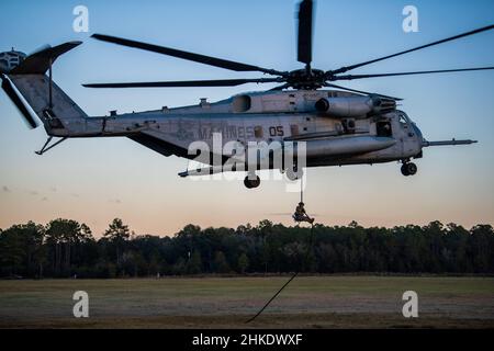 Ein Flieger der 820th Base Defence Group, 93d Air Ground Operations Wing, feile Seile aus einem Marine Corps CH-53 „Super Hengst“ Hubschrauber auf der Moody Air Force Base, Georgia, 17. November 2021. Der 93d Air Ground Operations Wing, das Marine Heavy Helicopter Squadron 366 und das Army National Guard Warrior Training Center führten ein schnelles Seiltraining durch, um den Einsatz von Personal aus einem Hubschrauber an Orten zu üben, an denen der Hubschrauber selbst nicht anfassen kann. (USA Luftwaffe Foto von 1st LT. Katie Tamesis) Stockfoto