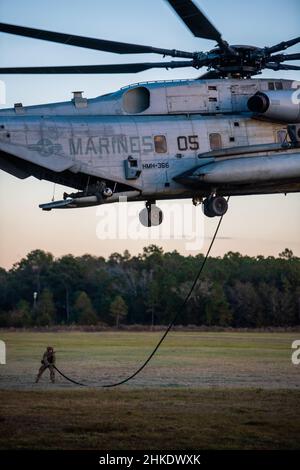 Ein Flieger der 820th Base Defence Group, 93d Air Ground Operations Wing, sichert das schnelle Seil aus einem Marine Corps CH-53 „Super Hengst“ Hubschrauber auf der Moody Air Force Base, Georgia, 17. November 2021. Der 93d Air Ground Operations Wing, das Marine Heavy Helicopter Squadron 366 und das Army National Guard Warrior Training Center führten ein schnelles Seiltraining durch, um den Einsatz von Personal aus einem Hubschrauber an Orten zu üben, an denen der Hubschrauber selbst nicht anfassen kann. (USA Luftwaffe Foto von 1st LT. Katie Tamesis) Stockfoto