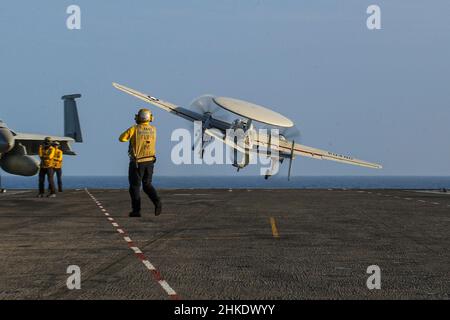 PHILIPPINISCHES MEER (Feb 3, 2022) eine E-2D Hawkeye, die den "Wallbangern" des Carrier Airborne Early Warning Squadron (VAW) 117 zugewiesen wurde, startet vom Flugdeck des Flugzeugträgers USS Abraham Lincoln (CVN 72) der Nimitz-Klasse. Noble Fusion zeigt, dass die von der Marine und dem Marinekorps eingesetzten, einsatzbereiten Marineeinsatzkräfte als Marine Expeditionary Unit/Amphibious Ready Group-Team auf See agieren können, zusammen mit einer Trägerstreikgruppe, um tödliche Verweigerungsoperationen durchzuführen, wichtiges maritimes Terrain zu ergreifen, die Bewegungsfreiheit zu garantieren, Und schaffen Vorteile für uns, Partner und al Stockfoto