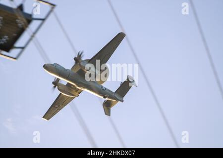 PHILIPPINISCHES MEER (Feb 3, 2022) ein E-2D Hawkeye, der den 'Wallbangern' des Carrier Airborne Early Warning Squadron (VAW) 117 zugewiesen wurde, fliegt über den Flugzeugträger USS Abraham Lincoln (CVN 72) der Nimitz-Klasse. Noble Fusion zeigt, dass die von der Marine und dem Marinekorps eingesetzten, einsatzbereiten Marineeinsatzkräfte als Marine Expeditionary Unit/Amphibious Ready Group-Team auf See agieren können, zusammen mit einer Trägerstreikgruppe, um tödliche Verweigerungsoperationen durchzuführen, wichtiges maritimes Terrain zu ergreifen, die Bewegungsfreiheit zu garantieren, Und schaffen Vorteile für die USA, Partner und alliierte Kräfte. Marineexp Stockfoto