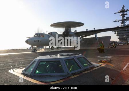 PHILIPPINISCHES MEER (Feb 3, 2022) eine E-2D Hawkeye, die den "Wallbangern" des Carrier Airborne Early Warning Squadron (VAW) 117 zugewiesen wurde, startet vom Flugdeck des Flugzeugträgers USS Abraham Lincoln (CVN 72) der Nimitz-Klasse. Noble Fusion zeigt, dass die von der Marine und dem Marinekorps eingesetzten, einsatzbereiten Marineeinsatzkräfte als Marine Expeditionary Unit/Amphibious Ready Group-Team auf See agieren können, zusammen mit einer Trägerstreikgruppe, um tödliche Verweigerungsoperationen durchzuführen, wichtiges maritimes Terrain zu ergreifen, die Bewegungsfreiheit zu garantieren, Und schaffen Vorteile für uns, Partner und al Stockfoto