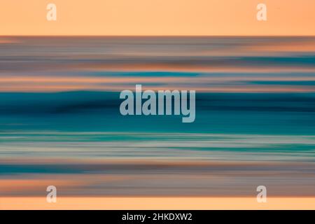 Abstraktes Meeresumhang mit verschwommener Schwenkbewegung. Sonnenuntergang über dem Meer. Ruhige Szene, mehrfarbig, Kopierraum für den Text Stockfoto