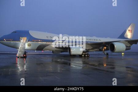 New York, USA. 3rd. Februar 2022. (NEUER) Präsident Joe BidenÃ¢â‚¬â„¢geht aus New York, während er über die Strategie zur Bekämpfung der Waffenkriminalität spricht. 3. Februar 2022, JFK Airport, New York, USA: Der Rücktritt des US-Präsidenten Joe Biden vom internationalen Flughafen JFK in New York, nachdem er über die umfassende Strategie seines AdministrationÃ¢â‚¬â„¢zur Bekämpfung der Waffenkriminalität diskutiert hatte, Dazu gehören historische Finanzmittel für Städte und Staaten, um mehr Bullen auf den Schlag zu bringen und in Gemeinschaftsprogramme zur Gewaltprävention und -Intervention zu investieren sowie verstärkte Bemühungen der Bundesregierung um die Durchsetzung illegaler Waffenhändler Stockfoto