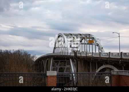 Selma, Alabama, USA - 26. Januar 2021: Historische Edmund Pettus Bridge über den Alabama River in Selma, AL. Benannt nach einem Konföderierten General, ist es w Stockfoto