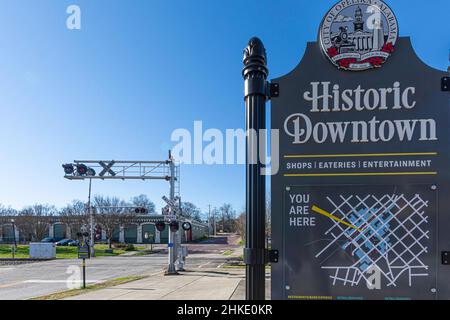 Opelika, Alabama, USA-3. März 2021: Schild für die historische Innenstadt von Opelika auf der Railroad Street. Stockfoto