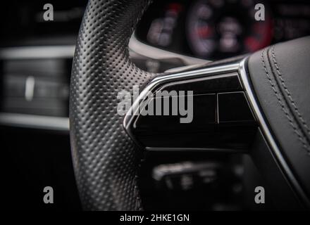 Modernes Lenkrad Aus Nächster Nähe. Thema Automobilindustrie. Stockfoto