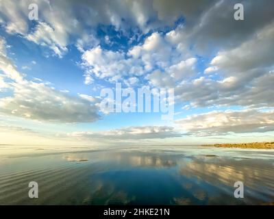 Dramatische geschwollene weiße Wolken über einem See und Feuchtgebieten in Florida bei Sonnenuntergang Stockfoto
