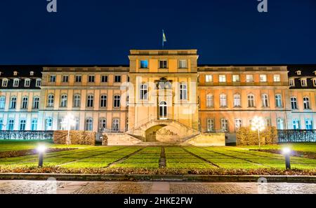 Neues Schloss in Stuttgart, Deutschland bei Nacht Stockfoto