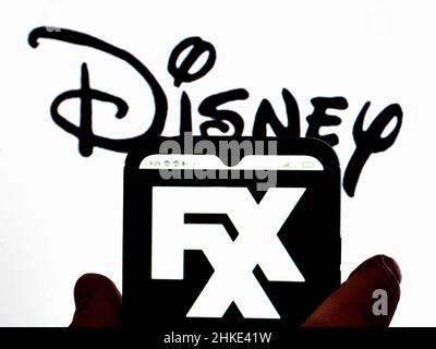 Ukraine. 03rd. Februar 2022. In dieser Abbildung wird das FXX-Logo auf einem Smartphone-Bildschirm mit einem Disney-Logo im Hintergrund angezeigt. Kredit: SOPA Images Limited/Alamy Live Nachrichten Stockfoto