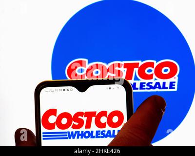 Ukraine. 03rd. Februar 2022. In dieser Abbildung wird das Logo der Costco Wholesale Corporation auf einem Smartphone-Bildschirm und im Hintergrund angezeigt. Kredit: SOPA Images Limited/Alamy Live Nachrichten Stockfoto