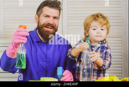 Vater und Sohn putzen. Vater und Kind machen sauber zu Hause. Stockfoto