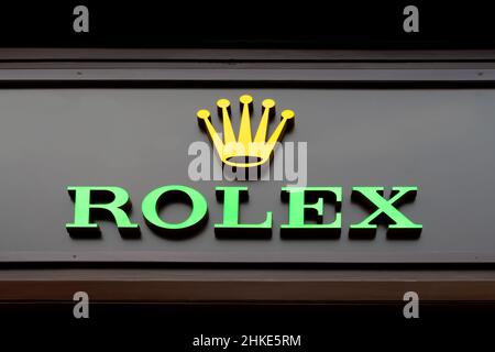 Österreich, 2022: Das Rolex Firmenlogo auf der Außenseite einer Ladenfront in Klagenfurt Stockfoto