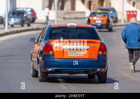 Hurghada, Ägypten - 30. Januar 2022: Taxi fährt auf einer Straße in Hurghada, Ägypten. Stockfoto