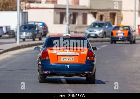 Hurghada, Ägypten - 30. Januar 2022: Taxi fährt auf einer Straße in Hurghada, Ägypten. Stockfoto