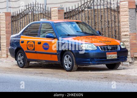 Hurghada, Ägypten - 30. Januar 2022: Taxi steht auf einer Straße in Hurghada, Ägypten. Stockfoto