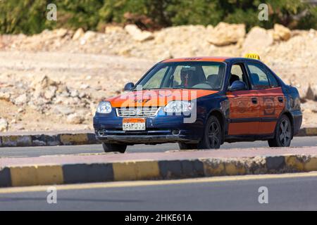 Hurghada, Ägypten - 30. Januar 2022: Taxi fährt auf einer Straße in Hurghada, Ägypten. Stockfoto