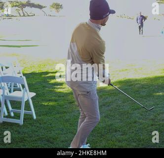 Pebble Beach, USA. 03rd. Februar 2022. Mookie Betts geht während der ersten Runde des AT&T Pro-am PGA Tour Golfereignisses im Monterey Peninsula Club 6th auf das Green Monterey Peninsula, California, USA Kredit: Motofoto/Alamy Live News Stockfoto