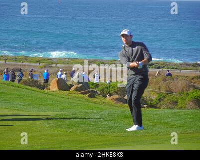 Pebble Beach, USA. 03rd. Februar 2022. Patrick Cantlay auf dem 6th Green im Monterey Peninsula Club während der ersten Runde des AT&T Pro-am PGA Tour Golfereignisses Monterey Peninsula, California, USA Credit: Motofoto/Alamy Live News Stockfoto