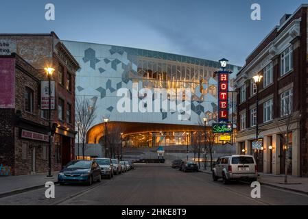 Calgary, Alberta - 13. März 2021: Blick auf Calgarys neue Zentralbibliothek in der Abenddämmerung. Stockfoto