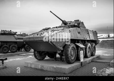 Calgary, Alberta - 30. Januar 2022: Blick auf ein leichtes gepanzertes Fahrzeug im Calgary Military Museum. Stockfoto